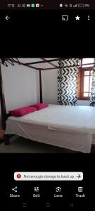 ein Bild eines Bettes in einem Zimmer in der Unterkunft Laveranda Apartment ground floor and laverenda apartment upstairs in Nikawatawana