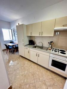 Kuchyň nebo kuchyňský kout v ubytování Apartman & rooms Draga