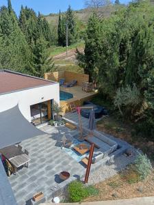 an overhead view of a backyard with a swimming pool at Magnifique villa avec jacuzzi et billard in Limoux