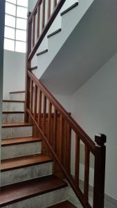 una escalera con barandillas de madera en una casa en Villa Cristina, en Puerto del Carmen