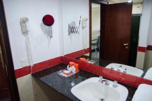 Un baño de Da Vinci Hotel & Conventions by Easy Hotéis