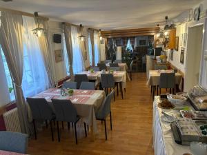 a restaurant with tables and chairs in a room at Gasthaus Luggwirt in Gnesau