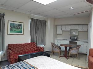 Η κουζίνα ή μικρή κουζίνα στο Zainee Inc Budgetel Inn and Suites