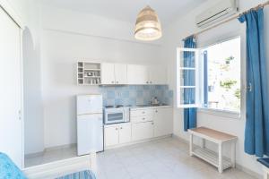 Kuchyň nebo kuchyňský kout v ubytování Theo Studios & Apartments
