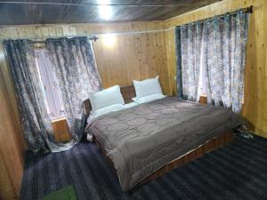 Postel nebo postele na pokoji v ubytování Pahalgam Gateways + 2 fotografie