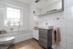 Koupelna v ubytování Seestern + 9 fotografií