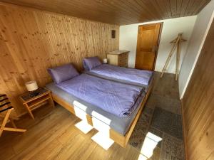 A bed or beds in a room at Alpenchalet Haldeli Ferienwohnung