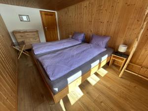 A bed or beds in a room at Alpenchalet Haldeli Ferienwohnung