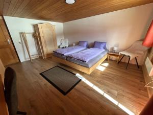 A bed or beds in a room at Alpenchalet Haldeli Ferienwohnung