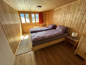 A bed or beds in a room at Alpenchalet Haldeli Ferienwohnung