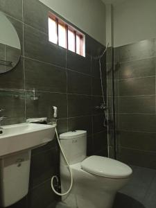 ein Badezimmer mit Toilette und Waschbecken in der Unterkunft Familia Resort in Phu Quoc