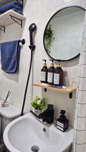 une salle de bain avec un lavabo et un miroir dans l'établissement Walking Distance to Sindorim Station, 3 Rooms, 4 Queen Beds, 2 Bathrooms, 1 Minute to Yeongdeungpo Station Bus Stop, à Séoul