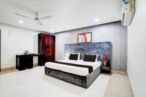 Postel nebo postele na pokoji v ubytování Townhouse Sector 122 Noida Formerly Hotel Zineb