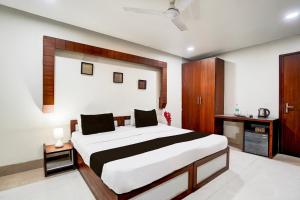 Postel nebo postele na pokoji v ubytování Townhouse Sector 122 Noida Formerly Hotel Zineb