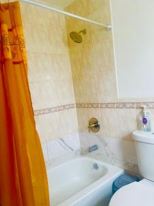 une salle de bain avec une baignoire, des toilettes et une douche dans l'établissement Stay and Relax, à Locust Manor 17 autres photos