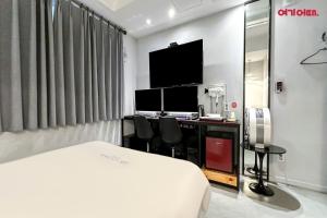 TV a/nebo společenská místnost v ubytování Hotel Yaja Terminal Branch