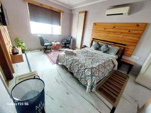 Jaipur The Lodge B&B客房内的一张或多张床位