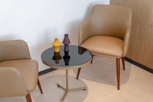 Siheung Number 25 Hotel Geobukseomjeom في Siheung: كرسيان وطاولة عليها قطعتان من الشطرنج +31 صورة