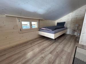 A bed or beds in a room at Alpenchalet Haldeli Ferienwohnung