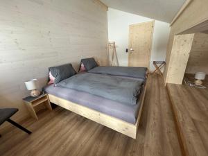 A bed or beds in a room at Alpenchalet Haldeli Ferienwohnung