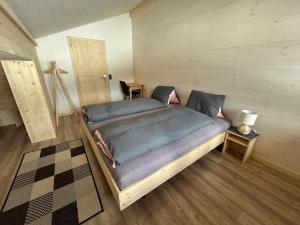 A bed or beds in a room at Alpenchalet Haldeli Ferienwohnung