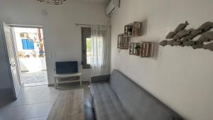 Χώρος καθιστικού στο Anesis with yard