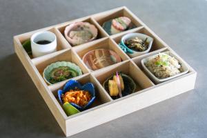 今帰仁村にあるAO NAKIJIN amahaji terraceのさまざまな種類の食べ物が詰まった木箱