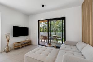Μια τηλεόραση ή/και κέντρο ψυχαγωγίας στο Villa Luma with private Pool