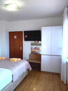 Ein Bett oder Betten in einem Zimmer der Unterkunft Apartmani Braut