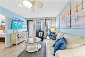 una sala de estar con un sofá y una mesa en Island Winds West 471, en Gulf Shores