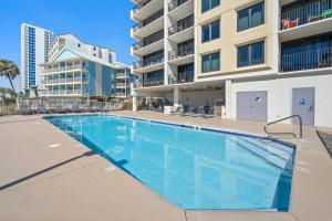 una piscina frente a un edificio de apartamentos en Island Winds West 471, en Gulf Shores