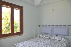 メンフィにあるHoliday Home Biancolillaのベッドルーム(ベッド1台、窓付)