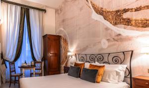 Pokój hotelowy z łóżkiem i kamienną ścianą w obiekcie Le Clarisse Pantheon w Rzymie