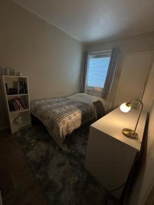a small bedroom with a bed and a window at Kaksio Pieksämäen keskustassa in Pieksamaki