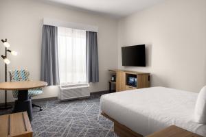 Postel nebo postele na pokoji v ubytování Hampton Inn & Suites Moline-Quad City Int'l Aprt