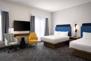 Postel nebo postele na pokoji v ubytování Hampton Inn & Suites Moline-Quad City Int'l Aprt