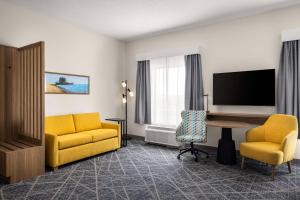 TV a/nebo společenská místnost v ubytování Hampton Inn & Suites Moline-Quad City Int'l Aprt