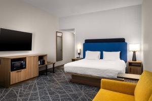 Postel nebo postele na pokoji v ubytování Hampton Inn & Suites Moline-Quad City Int'l Aprt