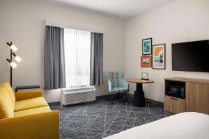 TV a/nebo společenská místnost v ubytování Hampton Inn & Suites Moline-Quad City Int'l Aprt