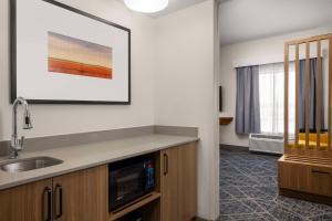 Kuchyň nebo kuchyňský kout v ubytování Hampton Inn & Suites Moline-Quad City Int'l Aprt