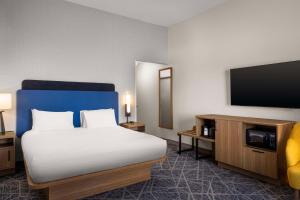 Postel nebo postele na pokoji v ubytování Hampton Inn & Suites Moline-Quad City Int'l Aprt