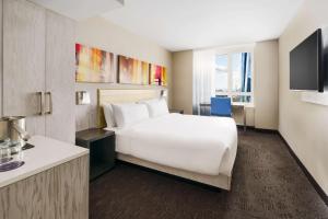 Postel nebo postele na pokoji v ubytování Doubletree By Hilton New York Times Square West