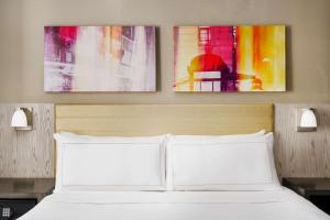 Postel nebo postele na pokoji v ubytování Doubletree By Hilton New York Times Square West