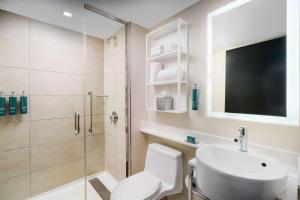 Koupelna v ubytování Doubletree By Hilton New York Times Square West