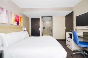 Postel nebo postele na pokoji v ubytování Doubletree By Hilton New York Times Square West