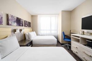TV a/nebo společenská místnost v ubytování Doubletree By Hilton New York Times Square West