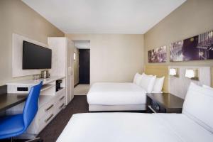Postel nebo postele na pokoji v ubytování Doubletree By Hilton New York Times Square West