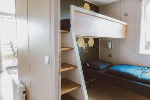 フォールトハイゼンにあるTrinity Lodges 12 peopleの小さな部屋の二段ベッド1台分です。