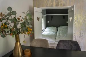 ein Schlafzimmer mit einem Bett, dessen Spiegelbild sich in einem Spiegel zeigt in der Unterkunft Heivlinder Comfort 42p in Ermelo