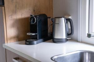 eine Küchentheke mit einem Toaster und einer Kaffeemaschine in der Unterkunft Heivlinder Comfort 4p in Ermelo